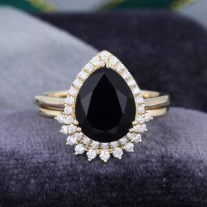 coolringjewelry-pear-shaped-black-onyx-yellow-gold-engagement-ring-set